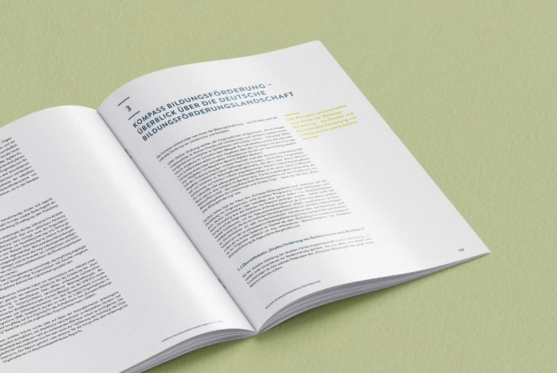 Report Design Kompass Bildungsförderung: Doppelseite der Druckversion mit Überschrift, Fließtext und einer Zitatspalte.