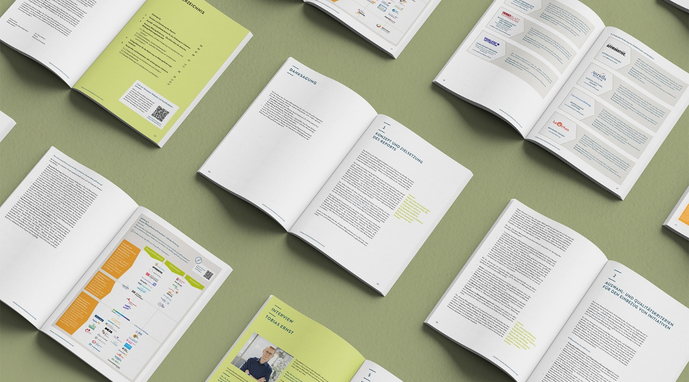 Report Design Kompass Bildungsförderung: Übersicht von mehreren Doppelseiten aus dem Report