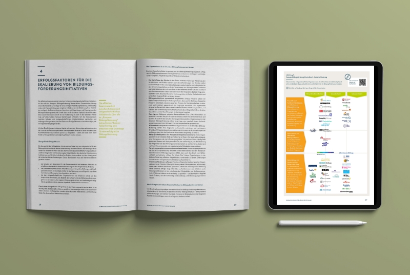 Report Design Kompass Bildungsförderung: Druckversion und digitale Version auf dem Tablet nebeneinander