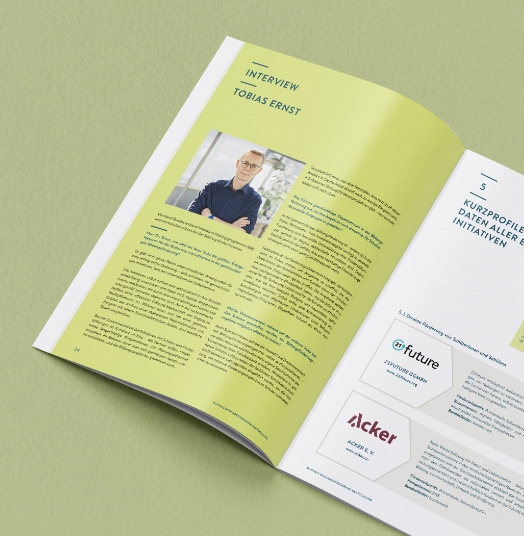 Report Design Kompass Bildungsförderung: Interview Seite mit Bild der interviewten Person